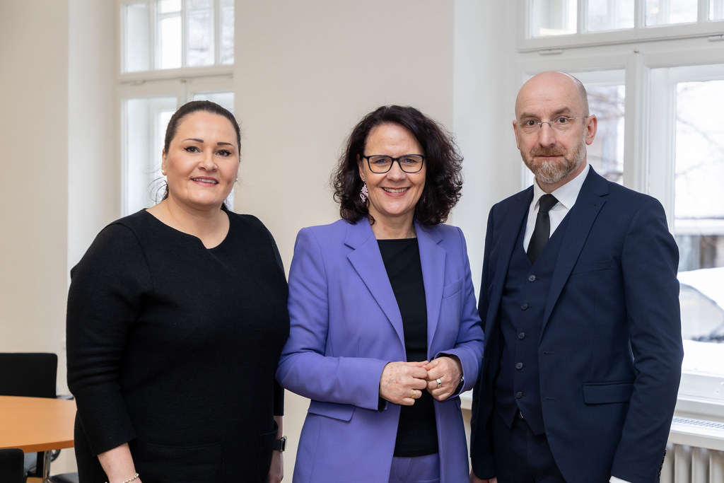 Land ermöglicht vier Stipendien für Medizin-Studierende. Die SALK wurde mit der Projektabwicklung betraut. Im Archivbild LR Daniela Gutschi mit den beiden SALK-Geschäftsführern Silvia Lechner und Thomas Gamsjäger.